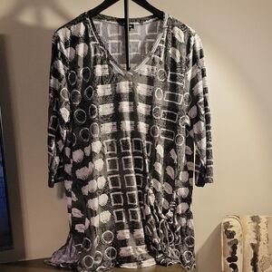 SHAN Black and White Patterned Blouse